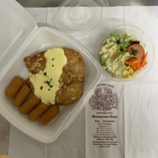 Hähnchenschnitzel dazu Schinkenerbsen und Kroketten