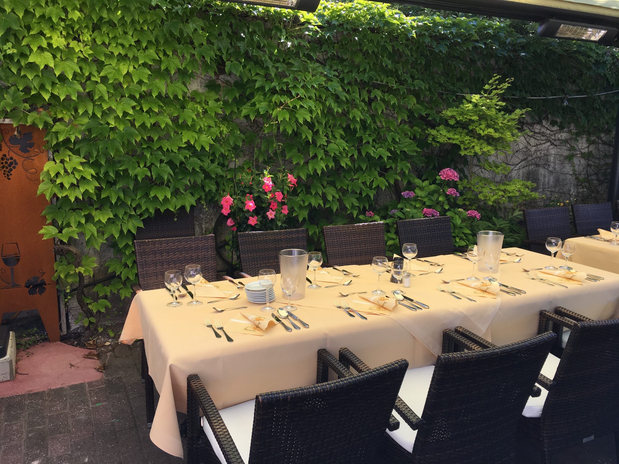 gefüllte Kartoffel (mit Gehacktes) dazu Bratensauce und Eisbergsalat ...