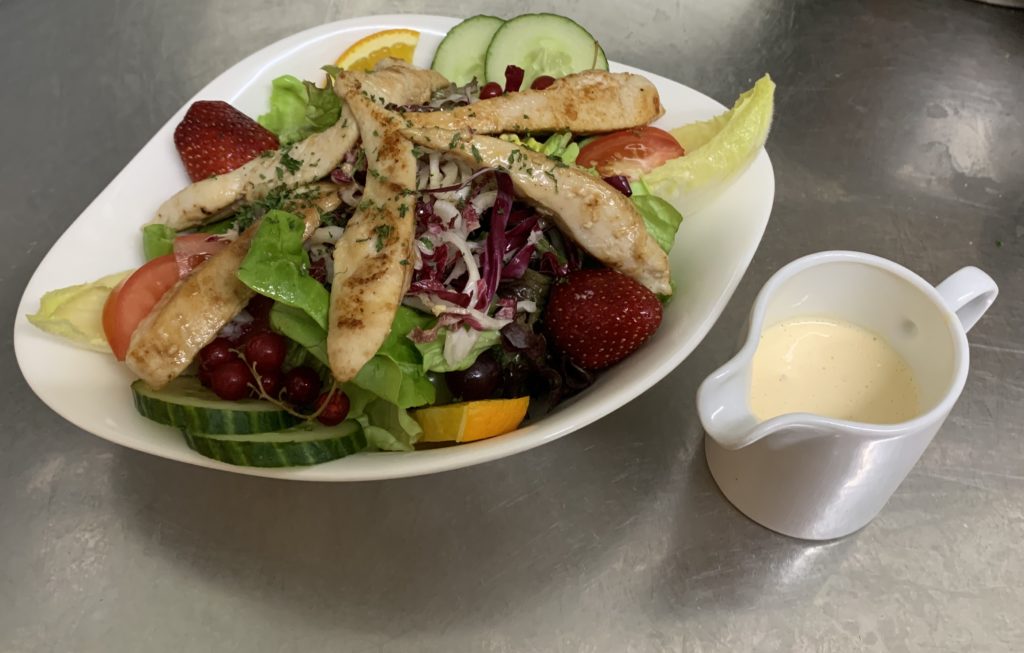 Hähnchenbrustsalat verschiedene saisonale Blattsalate mit Streifen von ...