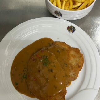Schweinerückensteak mit Pfeffersauce dazu Pommes frites und Salat